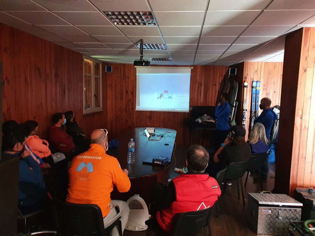 EEEsquí tweet media