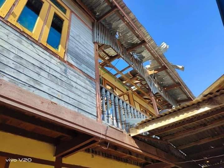 may_mzh's tweet photo. In Demoso Tsp, military troops stormed &amp; fired artillery munitions at random, destroying 3 civilian homes and injuring one civilian. #UnfetteredAccessForAids #Oct5Coup #WhatsHappeningInMyanmar https://t.co/7plErHjD7r