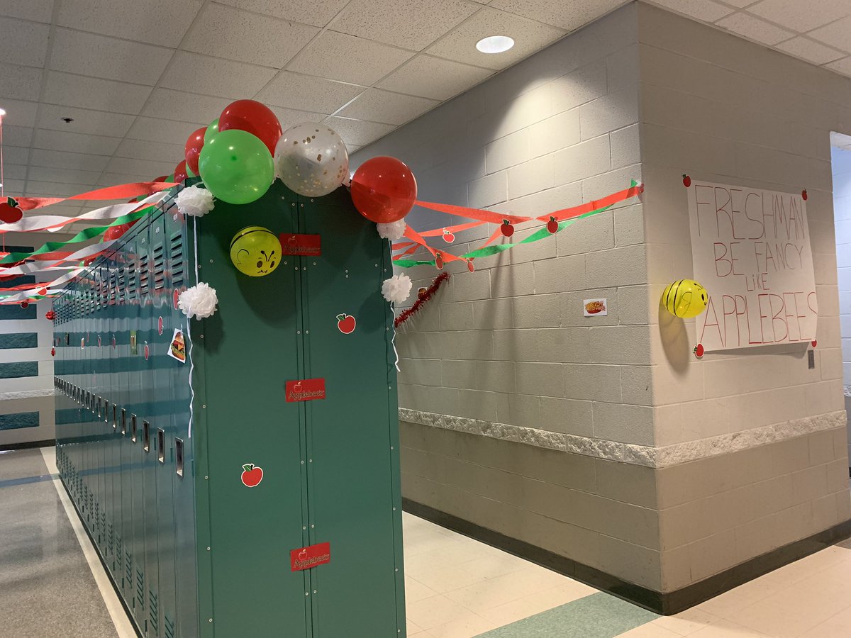 bulletin348's tweet photo. BHS locker were decorated for Homecoming this week, Oct. 4-8. Each hallway was judged and winners will be announced at halftime of this Friday’s football game 

Freshman - AppleBee’s 
Sophomore - Buffalo Wild Wings
Junior - Texas RoadHouse
Senior - Pizza Shuttle https://t.co/DKsng8MDxD