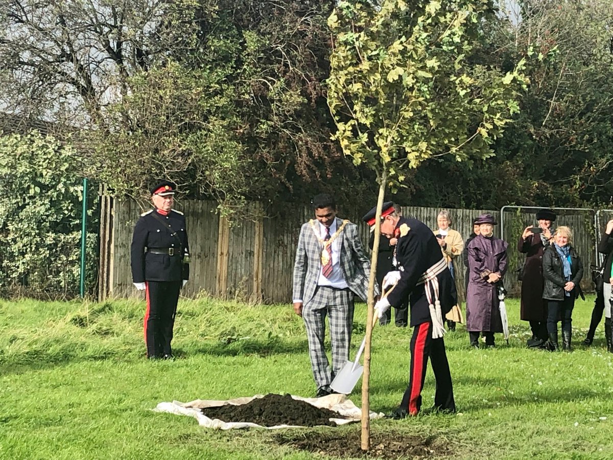 SoTCityCouncil's tweet image. This afternoon the @LLStaffordshire presented an Acer tree on behalf of @QGCanopy to Crescent Academy. The pupils got into the celebratory spirit, with afternoon tea, confetti and crowns.🌳👑🇬🇧

#QGCCelebrationTree #QueensGreenCanopy #HM70