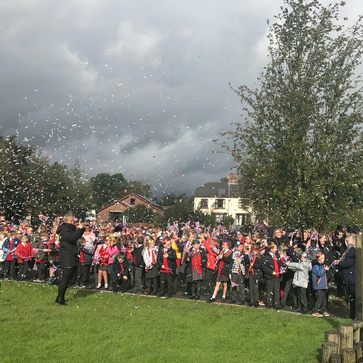 SoTCityCouncil's tweet image. This afternoon the @LLStaffordshire presented an Acer tree on behalf of @QGCanopy to Crescent Academy. The pupils got into the celebratory spirit, with afternoon tea, confetti and crowns.🌳👑🇬🇧

#QGCCelebrationTree #QueensGreenCanopy #HM70