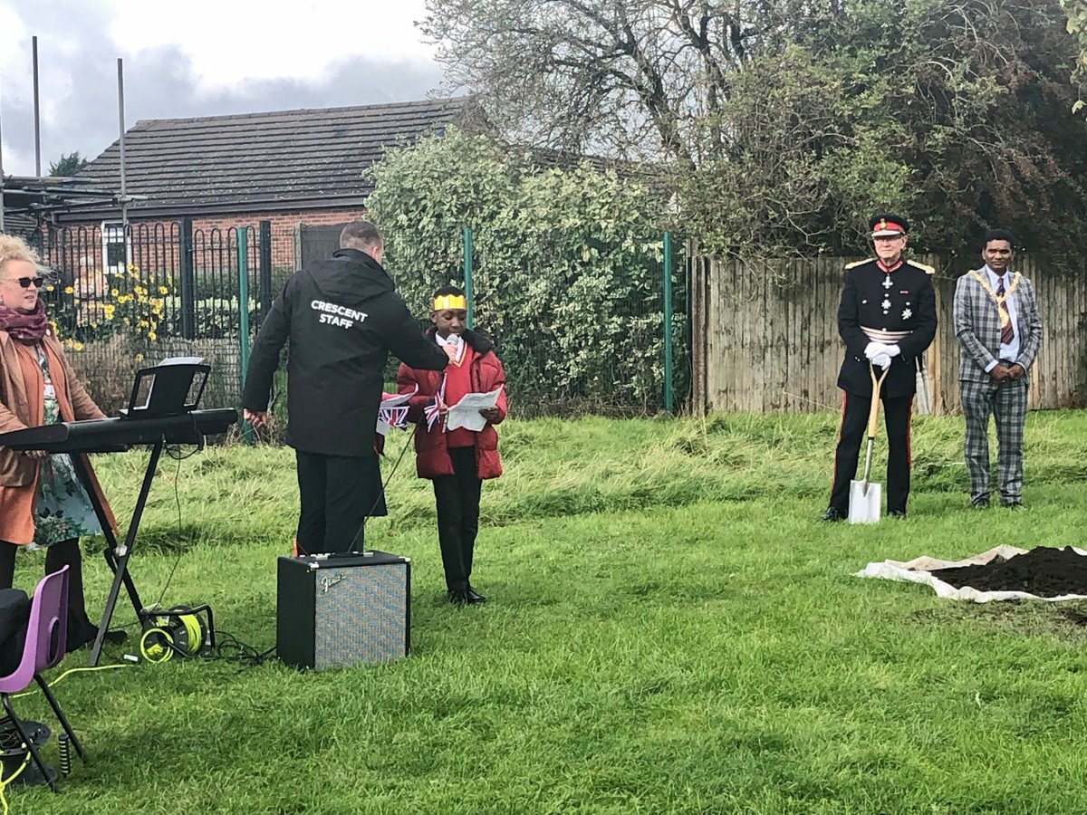 SoTCityCouncil's tweet image. This afternoon the @LLStaffordshire presented an Acer tree on behalf of @QGCanopy to Crescent Academy. The pupils got into the celebratory spirit, with afternoon tea, confetti and crowns.🌳👑🇬🇧

#QGCCelebrationTree #QueensGreenCanopy #HM70