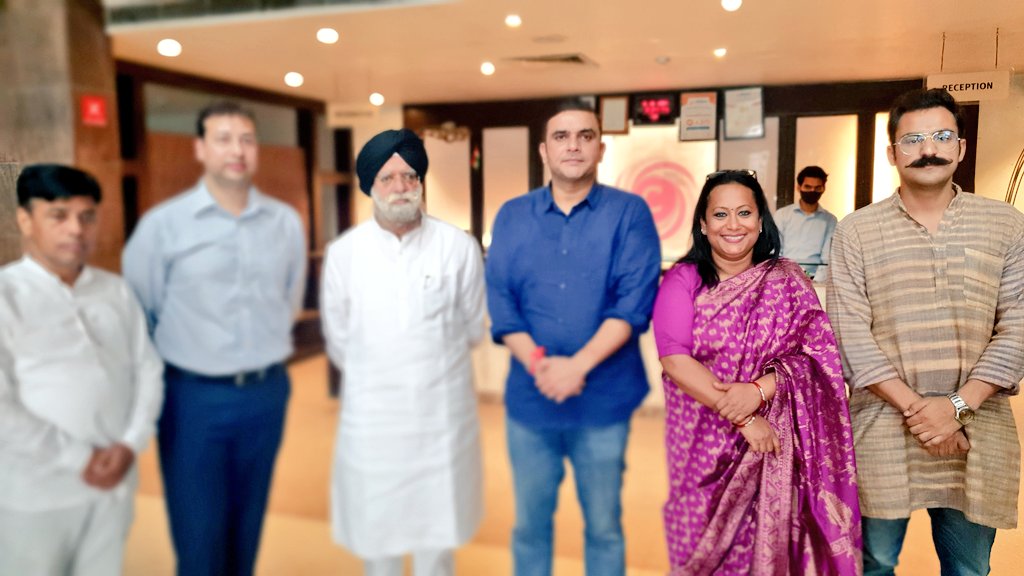 szarita's tweet photo. कांग्रेस के वरिष्ठ नेता और RS MP #KTSTulsi आज #हल्द्वानी पह���ंचे जहां उन्होंने प्रेस वार्ता संबोधित करते हुए कहा की मोदी सरकार ने व्यवसाइयों औऱ छोटे दुकानदारों को खत्म करने का फैसला ले लिया है औऱ केंद्र सरकार खाएंगे, खिलाएंगे औऱ लुटायेंगे मॉडल पर काम कर रही हैll @devendrayadvinc https://t.co/FIU2iyiWzJ