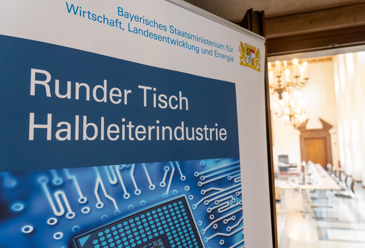 BayStMWi's tweet photo. Bayerns Wirtschaftsminister @HubertAiwanger hat die Gründung eines Bayerischen Halbleiter-Bündnisses angekündigt. Heute traf er sich zu einem Runden Tisch mit Vertretern der bayerischen #Halbleiterbranche. 1/2 https://t.co/FeouGu8iUU