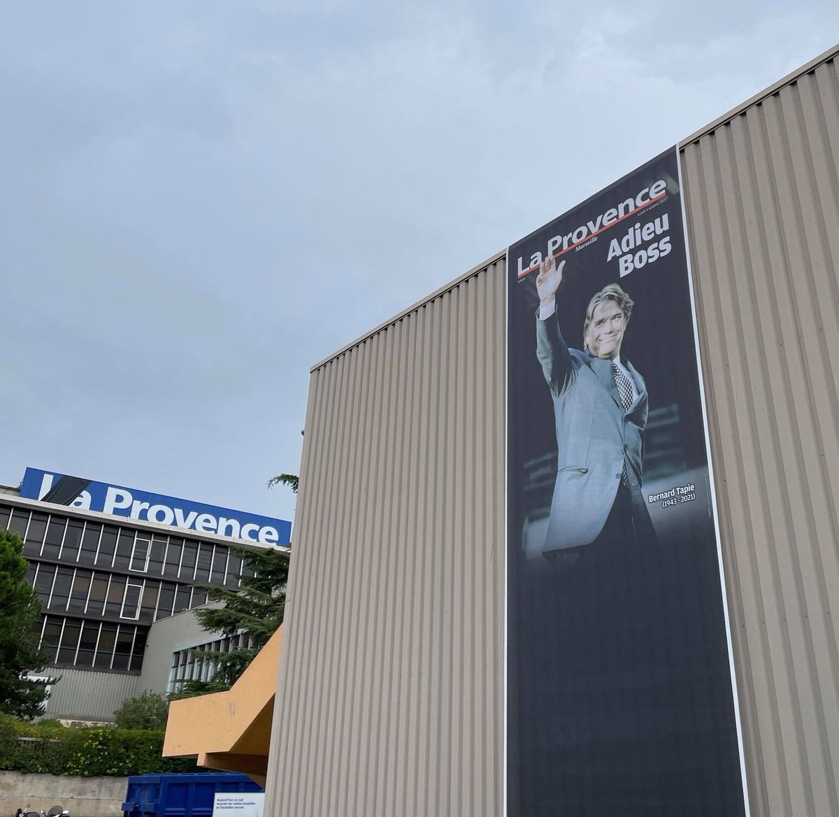🖤 Notre "Une" du lundi 4 octobre sur la disparition de Bernard Tapie a été déployée sur la façade de nos locaux

#BernardTapie