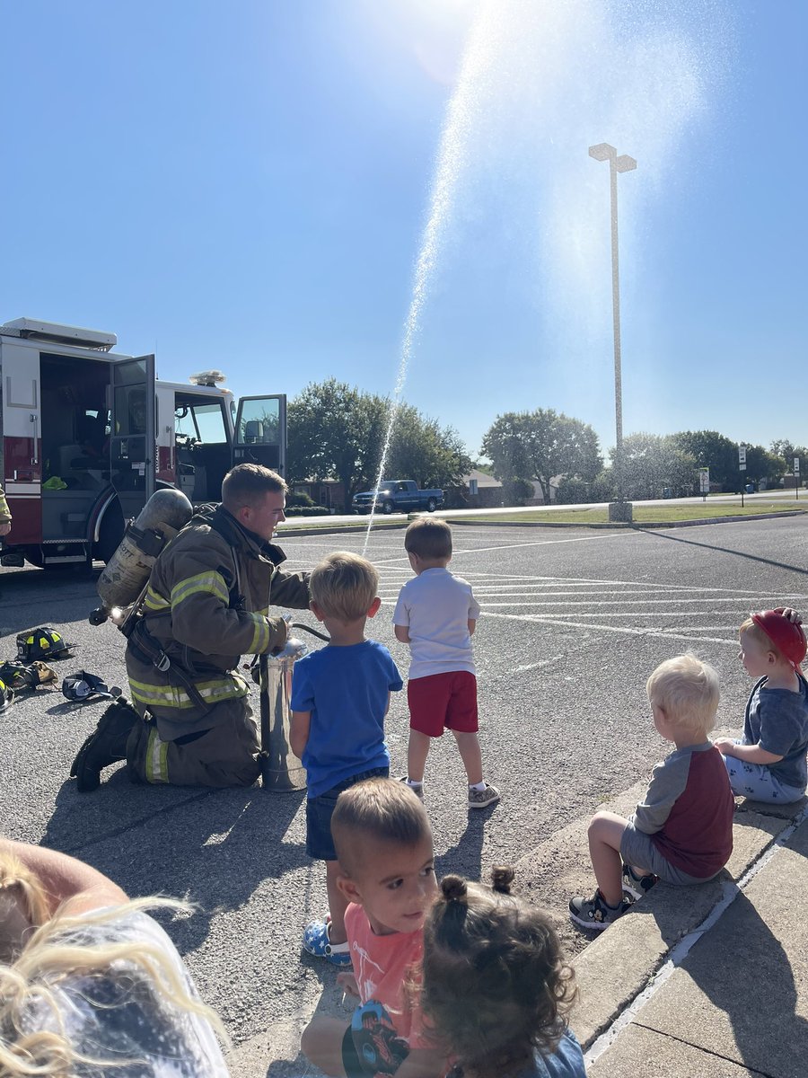 GISDbuccaneers's tweet photo. Huge shoutout to the DCBE Fire Department for coming out to Little Bucs today! So fun! Thanks to our Little Bucs families for donating waters and Gatorade! 🚒🚨 #GISDlilbucs https://t.co/yj9Zi90jZl