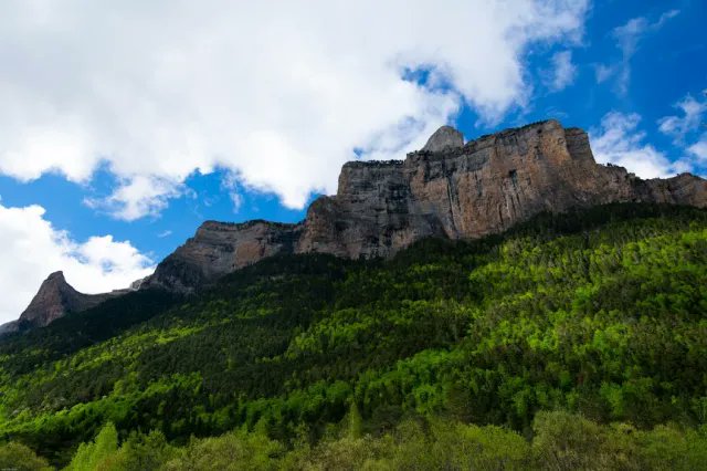 Happy #TravelBlogTuesday! Today's feature is my favorite national parks in Spain: travel-bugg.org/2019/10/03/bes…