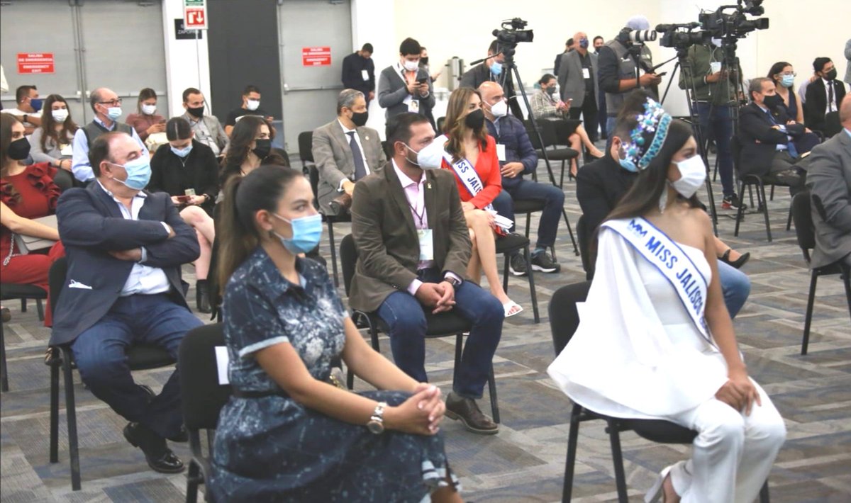 CANACAR_ROccdte's tweet photo. El Delegado de Canacar en Jalisco @JulioMoraU asistió a la Inauguración de #Modama en @ExpoGuadalajara https://t.co/eE6Kn7qqmE