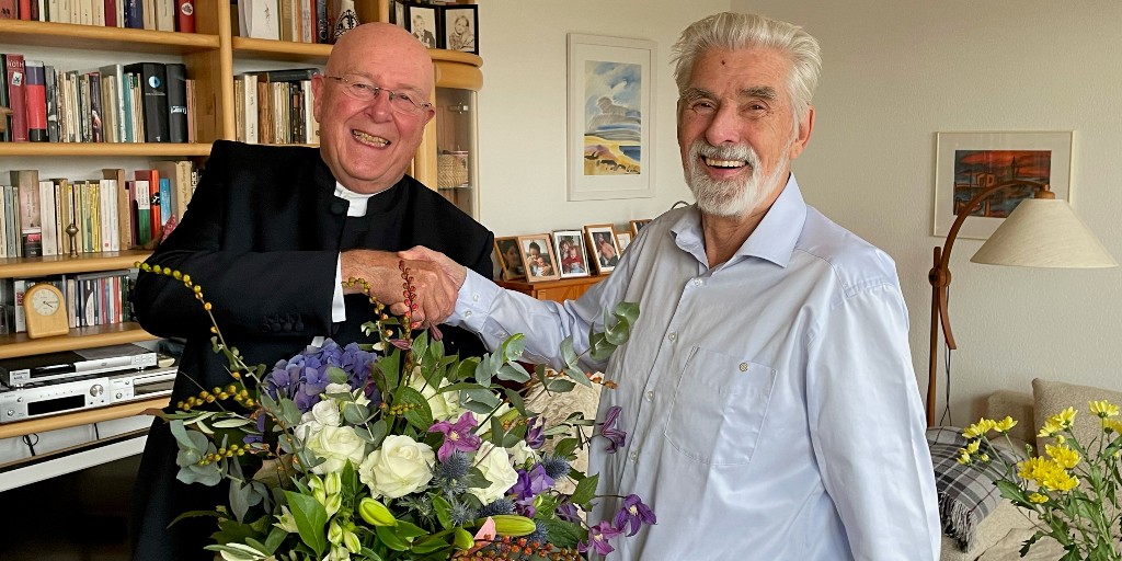Gratulation für die höchste wissenschaftliche Anerkennung: Unipräsident Prof. Dr. Dr. h.c. Dieter Lenzen hat  Prof. Dr. Klaus Hasselmann heute Nachmittag persönlich beglückwünscht: „Ich gratuliere sehr herzlich und mit größter Anerkennung zum diesjährigen Nobelpreis für Physik.“