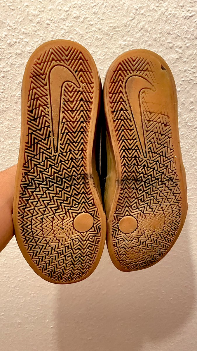 高田ゲンキ イラストレーター 漫画家 V Twitter 一年間毎日のように履いたnikeのスケボーシューズ フットブレーキ 靴 底で地面に擦る減速方法 で左足のソールだけツルツルになって とうとうかかとに穴が開きました 靴底が無くなるまで靴を履くなんてなかなか無い