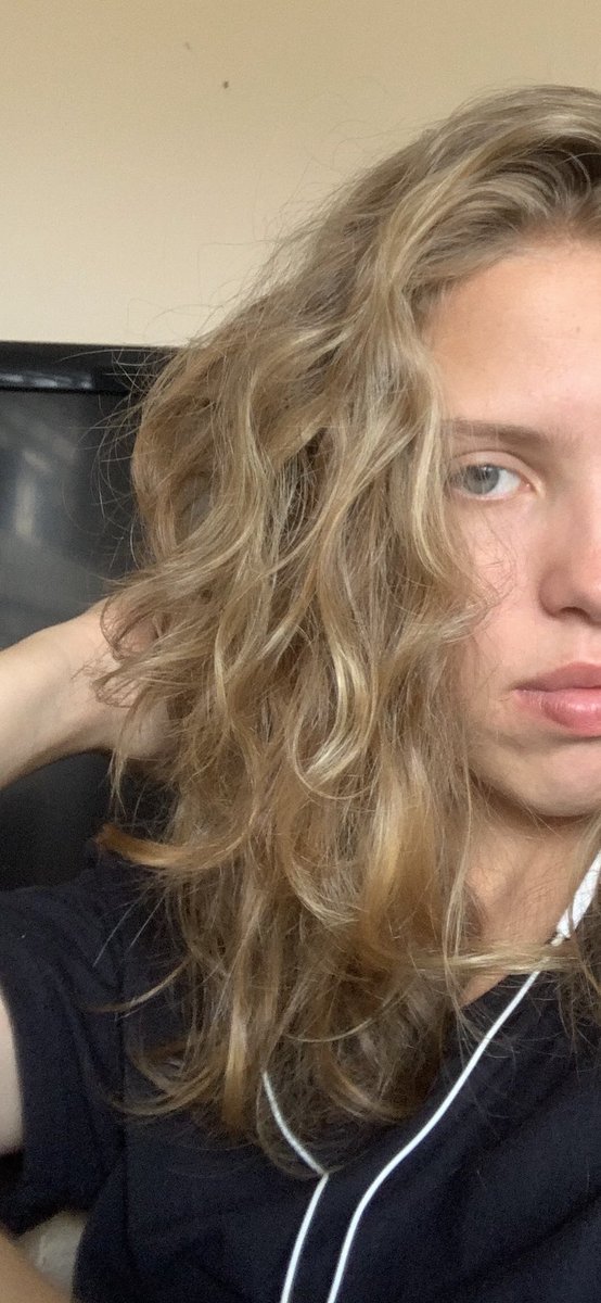 luisemacedo_'s tweet photo. pq ninguém me impediu de cortar meu cabelo sendo que ele tava lindo de morrerr  q raiva😭 https://t.co/WnIr7IhFfp