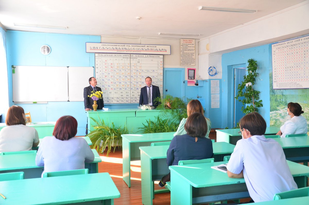 В профессиональный праздник - День учителя, глава Богатовского района В.А. Киреев вручил заслуженные награды работникам образования школы с. Максимовка, посетив её.