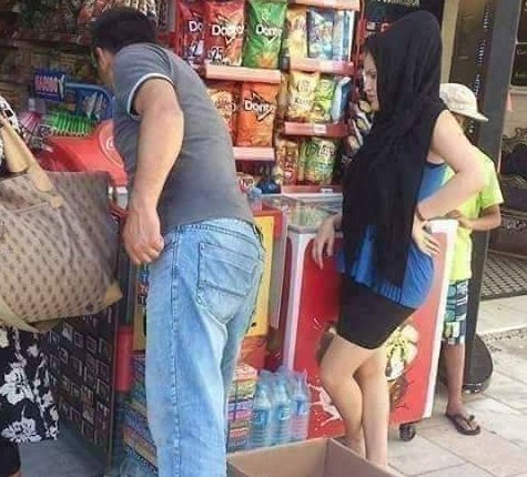 حاجه من الاتنين #ي نسيت تلبس العبايه🤔            #يااااا نسيت الطرحه ع رأسها😁😂😂