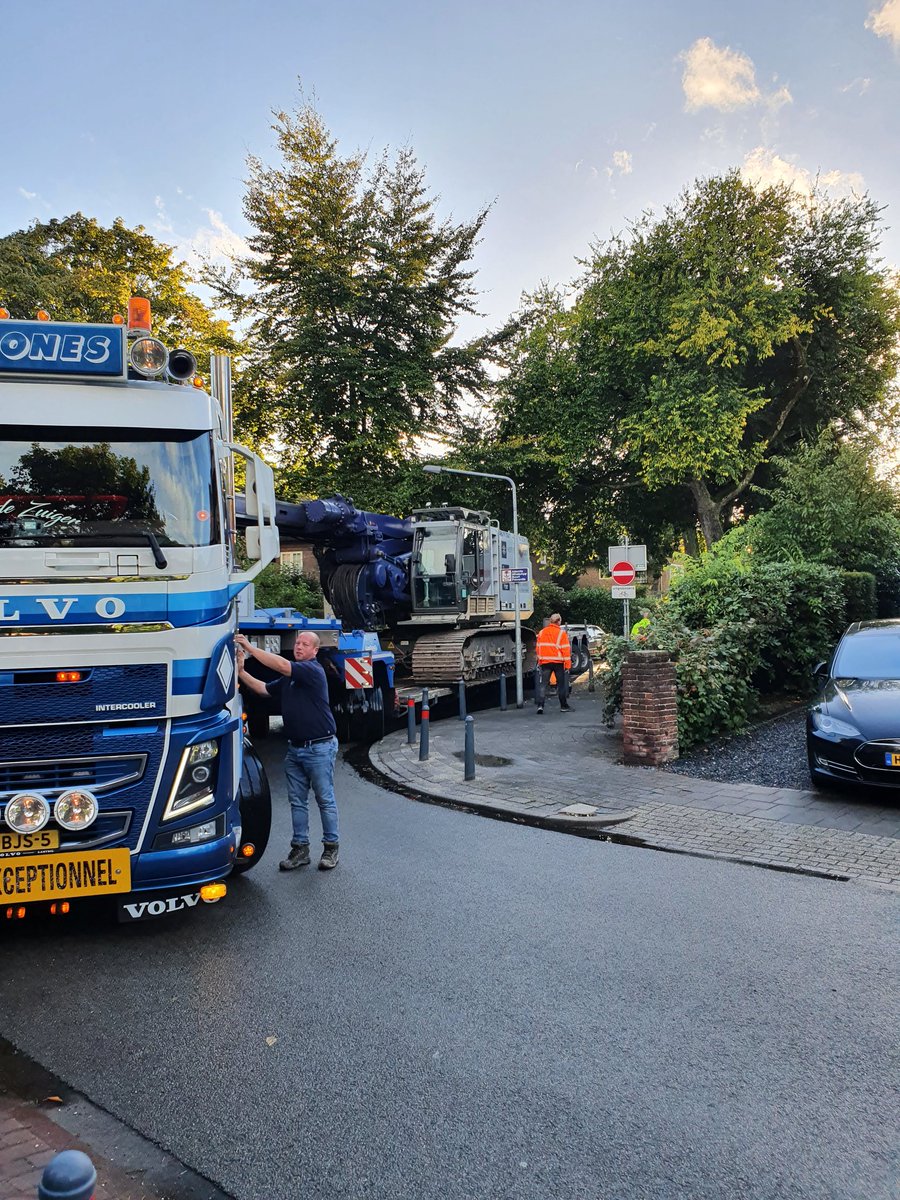 DonDoron's tweet photo. @GemeenteHsum Echt? Houdt nooit op? Net gerepareerd en weer de hele bestrating aan gort. Ongelofelijk dit weer door een normale straat laten rijden. https://t.co/Fye9CMV8Mt