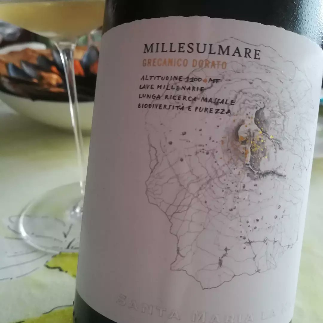 susublanca's tweet photo. Cuando se junta un suelo volcánico y mucha altitud con un cítrico intenso y algo herbáceo..
Un fondo seco y bastante mineral.. qué cosa más chula!!!!💥💥
#lavidaesparabeberla #siciliawine #millesulmare2016 #winelover
#vinodesicilia #siciliabianco  
#grecanicodorato https://t.co/pP0d2OxWgB