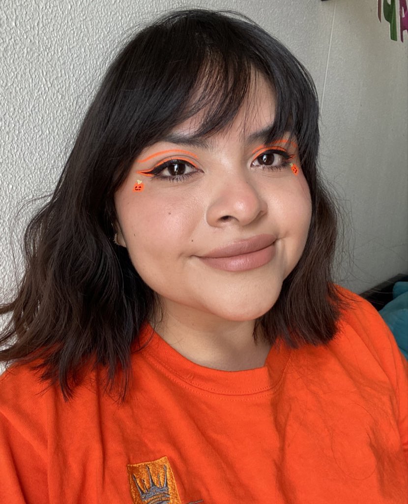 WordsFromEve's tweet photo. #GLOTD IT'S SP🎃🎃KY SE👻SON!
Así que esta semana serán puros delineados con temática de Halloween. Iniciamos con un naranja eléctrico (que brilla bajo luz negra!!!) y calabazas cute. 🧡 https://t.co/eR6HvpGoyh