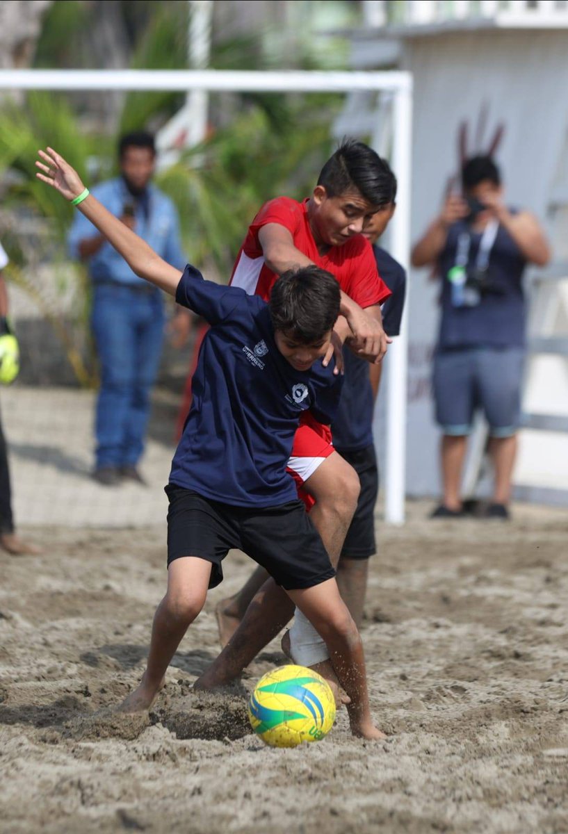 ¡Intensidad en el futbol de playa! ⚽

🔹Con las partidos de primera fase continúan las competencias de las dos ramas, en la disciplina que convoca a 3️⃣2️⃣8️⃣ jóvenes de 1️⃣1️⃣ entidades federativas 🇲🇽 en #Acapulco, Guerrero. 🏖️🙌🏻

 #FestivalMarYPlaya2021