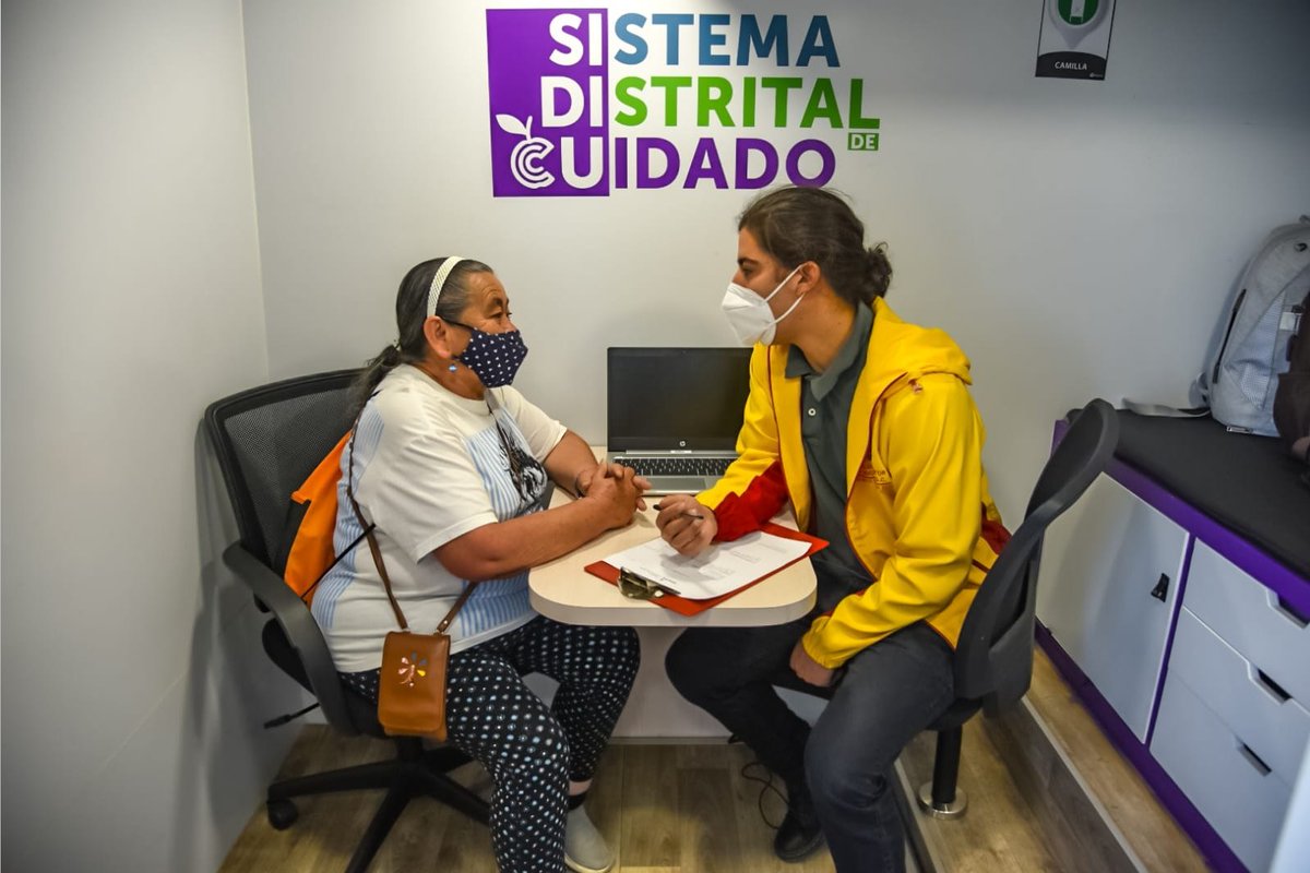integracionbta's tweet photo. 👏🏼👏🏿👏Iniciamos la atención socio jurídica para personas mayores de la Subdirección para la Vejez en la inauguración de la Unidad Móvil del Sistema Distrital del Cuidado en la localidad de #Suba

@XiniaNavarro 
@secredistmujer https://t.co/ecoUOV24Ls