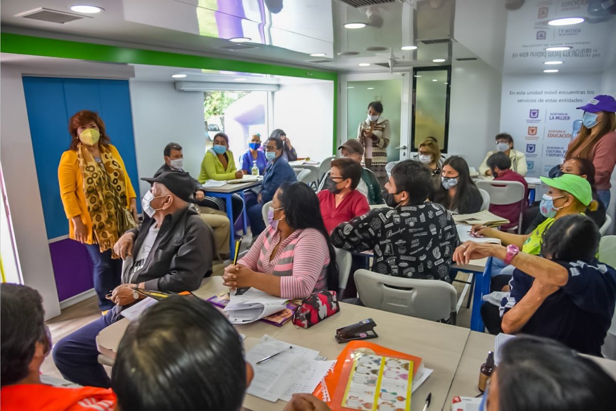 integracionbta's tweet photo. 👏🏼👏🏿👏Iniciamos la atención socio jurídica para personas mayores de la Subdirección para la Vejez en la inauguración de la Unidad Móvil del Sistema Distrital del Cuidado en la localidad de #Suba

@XiniaNavarro 
@secredistmujer https://t.co/ecoUOV24Ls