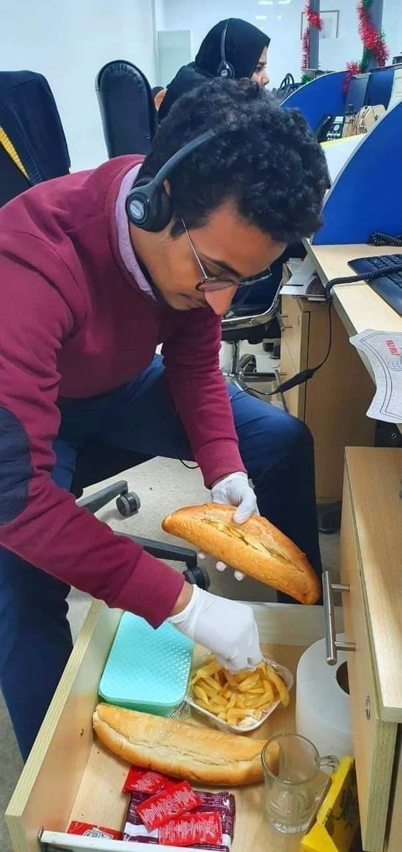 ثواني معايا يا فندم بنراجع البيانات :