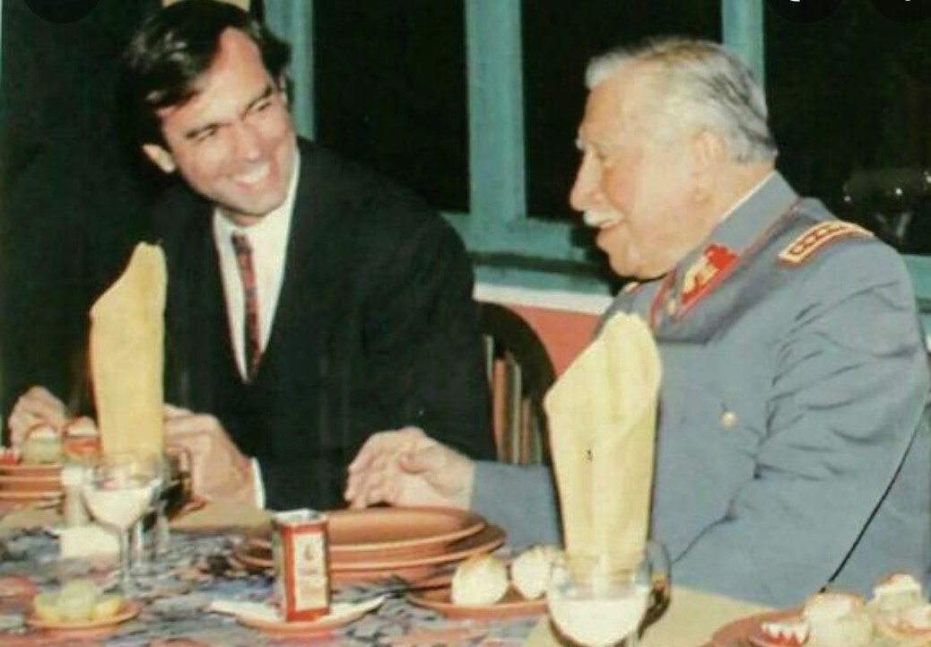 Wenoyquepaza's tweet photo. OYE @ignaciowalker NADIE TE CREE TRAIDOR DEL PUEBLO, SENTADO CON EL DICTADOR CON TU SONRISITA DE MIERDA MIENTRAS EN CHILE MATABAN Y TORTURABAN.
NUNCA MÁS WALKER EN POLÍTICA
FAMILIA CORRUPTA
#NOMASWALKER #PORQUENOSEVAN #UNSIGLOROBANDO #IGNACIOWALKER https://t.co/BadKp6lcVM
