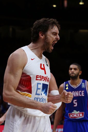 avemario32's tweet photo. Siempre fuiste mucho más que un jugador increíble @paugasol, hiciste que toda una generación (incluido yo) se interesase por el baloncesto. Muchas gracias por todo.. esta foto vs Francia siempre será una de las mejores actuaciones individuales que he visto en mi vida https://t.co/f61WTJruNh