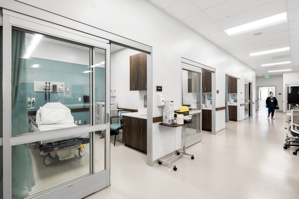 ContinuemC's tweet photo. ContinuEM Acute Care Center is dedicated to providing care that fits your hectic schedule.

We're open until midnight on weekdays and until 6 p.m. on Saturdays and Sundays. 

Come visit us today to experience our broad scope of services – at the fraction of the cost of the ER. https://t.co/tQ9iz9UxkJ
