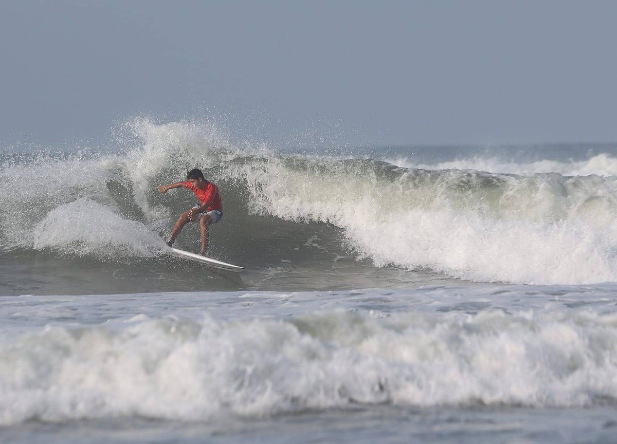 ¡Dominan las olas! 🏄🏽‍♀️

El #Surf engalana el mar de #Acapulco, Guerrero, con las rondas eliminatorias en #TablaCorta, categoría 13-14 años, para designar a los semifinalistas del 1er. Festival Deportivo de Mar y Playa 2021.

🔹Participan 1️⃣2️⃣ competidores, de ambas ramas.
