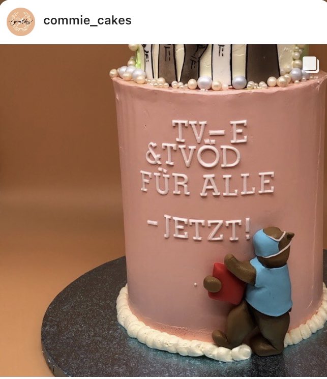 thecommiemommy's tweet photo. Ey. 
Ich hab ein einen Cake für die berliner Krankenhausbewegung gemacht. Er ist richtig nice geworden, aber Arbeitskampf ist noch nicer. 🔥 
helft mir den Beitrag zu pushen und kommt am Samstag zur Demo um 12:00 auf dem Hermannplatz https://t.co/cPwFMee32G