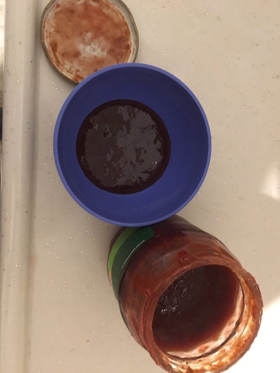 Bu da oldu. <a href="/A101iletisim/">A101İletişim</a> den aldığımız <a href="/OLCASALCA/">OLCA</a>’nın içinden reçel çıktı. Ve üstüne üstelik kavanozun kapağı İnci Zeytin. Alırken hiç fark etmedik. Kavanozda emniyet şeriti de vardı. Yaklaşık 2 hafta önce aldığımız için fişi kayıp. Bu kamera şakası mı?