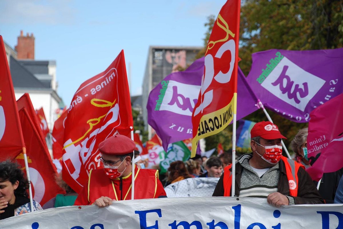 BlascoSH's tweet photo. Entre 450 et 500 manifestants dans les rues de Blois pour la journée de mobilisation du 5 octobre à l’appel de la CGT, la FSU, FO ainsi que Solidaires pour l'emploi, les salaires, les pensions et les conditions de travail ! https://t.co/ry67kuzOs0