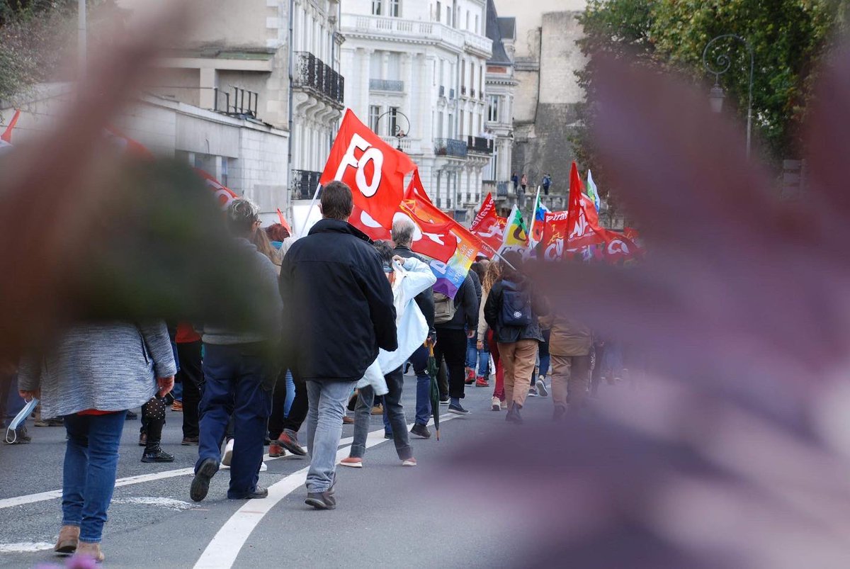 BlascoSH's tweet photo. Entre 450 et 500 manifestants dans les rues de Blois pour la journée de mobilisation du 5 octobre à l’appel de la CGT, la FSU, FO ainsi que Solidaires pour l'emploi, les salaires, les pensions et les conditions de travail ! https://t.co/ry67kuzOs0