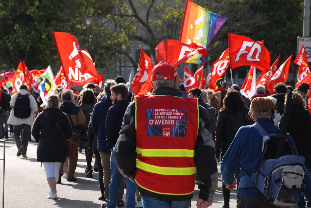BlascoSH's tweet photo. Entre 450 et 500 manifestants dans les rues de Blois pour la journée de mobilisation du 5 octobre à l’appel de la CGT, la FSU, FO ainsi que Solidaires pour l'emploi, les salaires, les pensions et les conditions de travail ! https://t.co/ry67kuzOs0