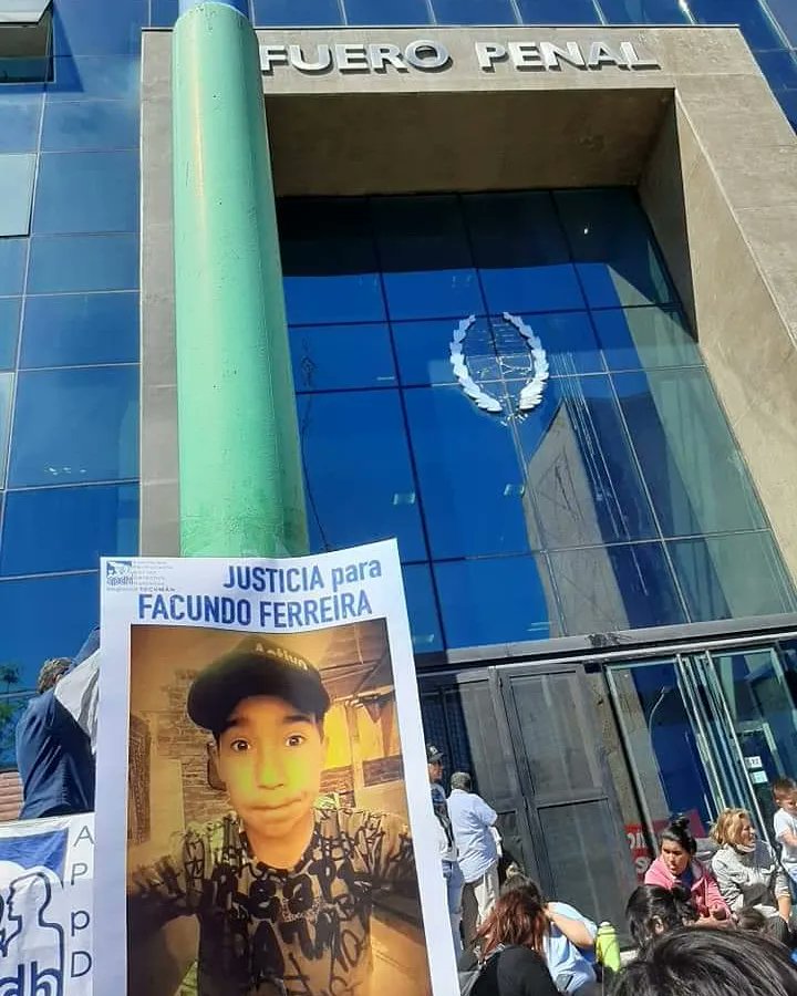 MarabuntaArg's tweet photo. ‼️ #Ahora #Tucumán

Organizaciones sociales, políticas y de derechos humanos nos manifestamos en el fuero penal esperando la sentencia por el asesinato de Facundo Ferreira. 

#JusticiaxFacundo
#BastaDeGatilloFacil 
#NiUnPibeMenos
#FueraMaley
#ElEstadoEsResponsable https://t.co/lgrEtZjVXk