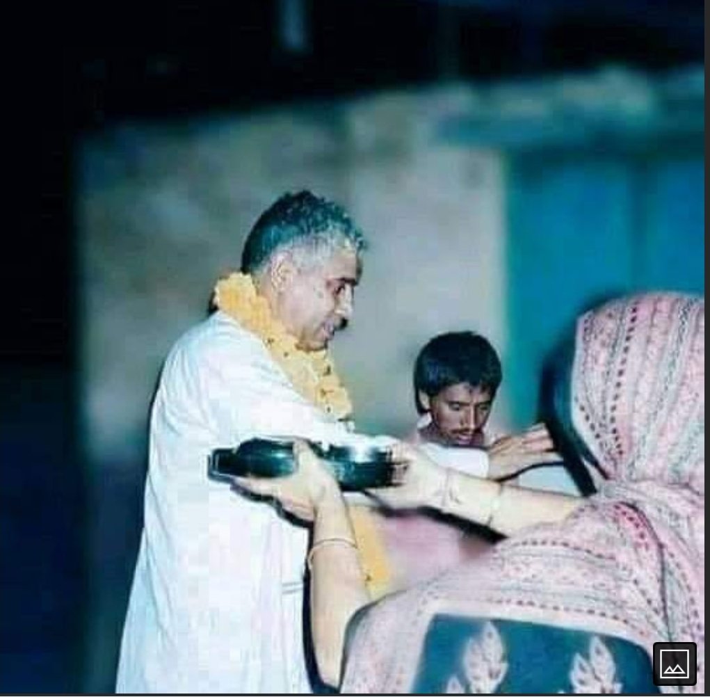 aayradasi's tweet photo. भक्ति और ज्ञान की राह पर चलने वाले को कई इनाम मिलते है:
पहला- विरोध
दूसरा उपहास (मजाक)
 तीसरा- आलोचना 
चौथा- अपमान

और अंत में सबसे बड़ा इनाम मिलता है
 "परमात्मा का प्यार"❤️❤️💝💝🙇‍♀️🙇‍♀️🙏🏻🙇‍♀️🙇‍♀️🙇‍♀️🙇🙇‍♀️🙏🏻🙏🏻❤️💟💟 https://t.co/PVJKLkkfW5