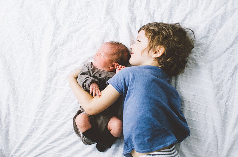 маленькая девочка обнимает мальчика. обнял братик. братья обнимаются. мальчик и девочка любовь. сестра обнимает брата.