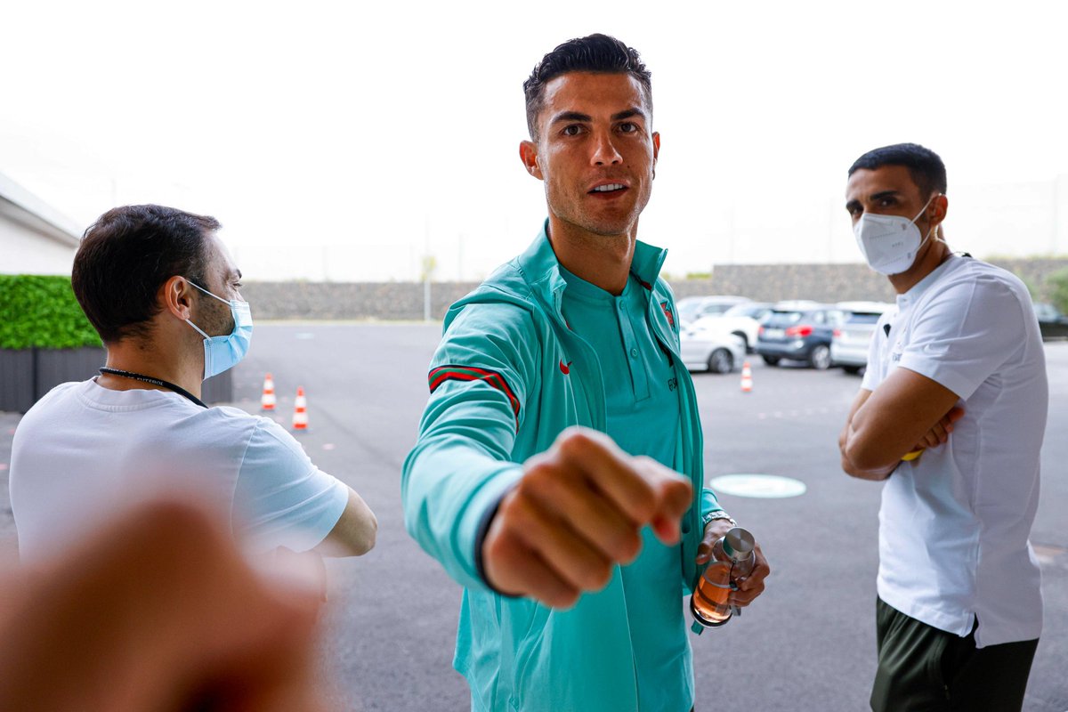 ShattaSZN's tweet photo. SHATTA MOVEMENT Soldiers, @Cristiano says "Fa Pim So" π
comment #FaPimSo π to reply the π of Football β½ #SM4LYF https://t.co/oxYNGyMxfC