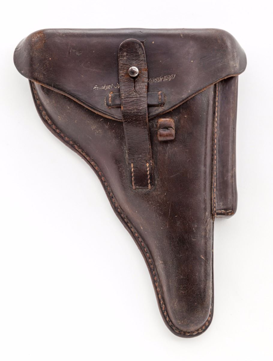 Alman silah üreticisi Mauser tarafından 1930'lu yıllarda Türk Polisi için özel olarak üretilen Luger Parabellum tabanca.
Yan tarafında "Emniyet İşleri Umum Müdürlüğü" ibaresi bulanan tabancanın üst gövdesinde "Mauser" logosu ile birlikte "TC" işlemesi bulunmaktadır