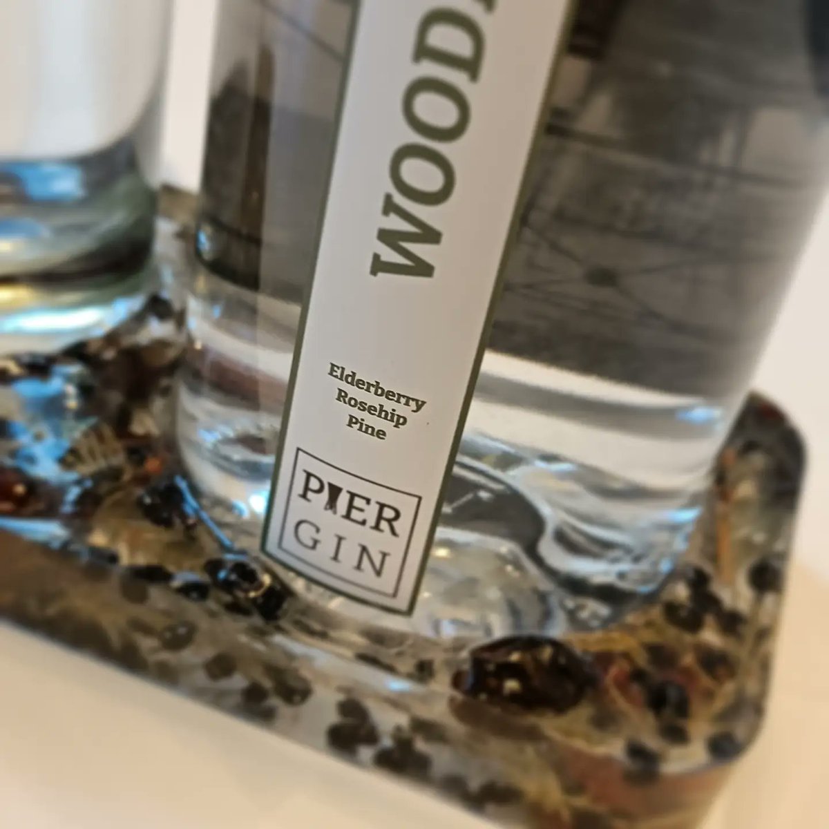 Our very clever team member and neighbour @clairegaskarth has done it again. 

This time a WOODLAND bottle stand with elderberries, rosehips and pine.

#PierGin #Local #Gin #Clevedon #NorthSomerset #Somerset #discoverclevedon #facesofclevedon #independentclevedon #ginfanatics