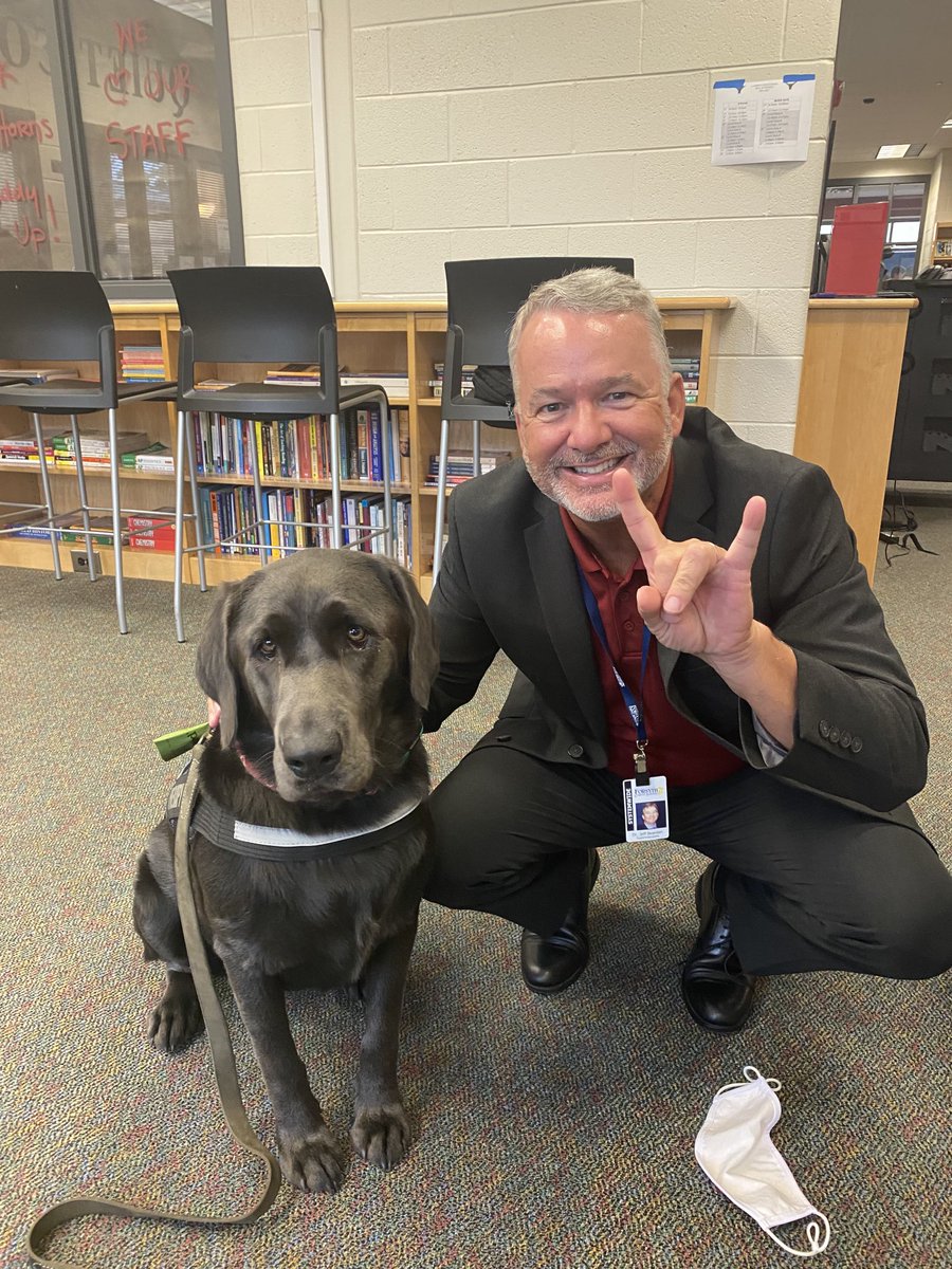 Enjoyed spending time with my new friend, Charlie, during Lunch-N-Learn ⁦<a href="/LambertHS/">Lambert High School</a>⁩ ⁦<a href="/FCSchoolsGA/">Forsyth County Schools</a>⁩ today….Charlie says “Hook ‘Em!!!!!