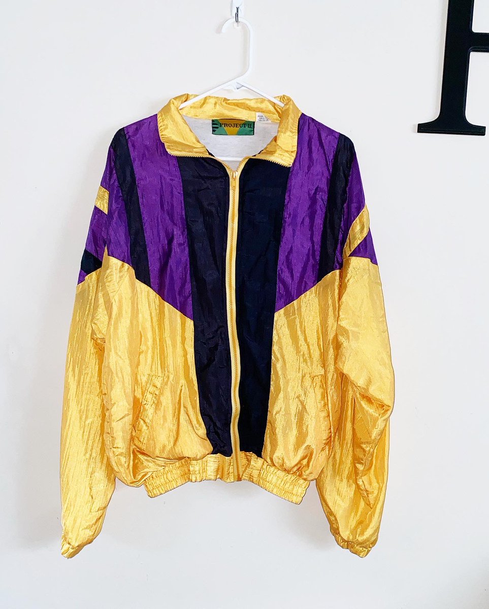 🛼✨ Perfect jacket for a skate day ✨🛼

• Size L
• Thin fabric lining
• $25.50 shipped

• achromatizedthreads.bigcartel.com/product/projec… •