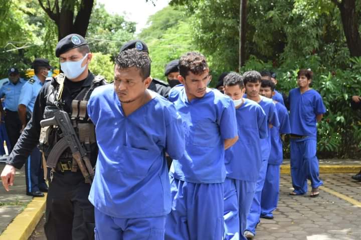 PNNicaragua's tweet photo. En León, @vppolicial 👮👮de #Nicaragua detuvo a 34 sujetos; 5 por robos con fuerza e intimidación, 1 por robo con violencia, 11 abastecedores de droga, 2 por lesiones, 2 por hurto, 2 por falsificación de documentos y 6 por delitos contra la mujer. 
#42ConLaComunidad
@canaltn8 https://t.co/KmBLxHqnQ6