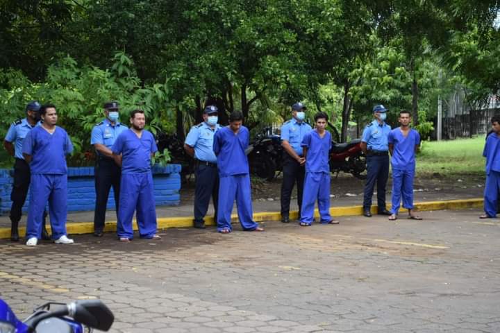 PNNicaragua's tweet photo. En León, @vppolicial 👮👮de #Nicaragua detuvo a 34 sujetos; 5 por robos con fuerza e intimidación, 1 por robo con violencia, 11 abastecedores de droga, 2 por lesiones, 2 por hurto, 2 por falsificación de documentos y 6 por delitos contra la mujer. 
#42ConLaComunidad
@canaltn8 https://t.co/KmBLxHqnQ6