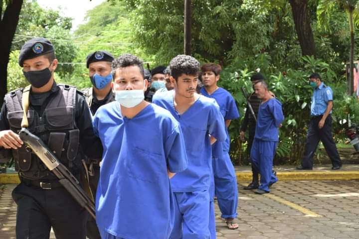 PNNicaragua's tweet photo. En León, @vppolicial 👮👮de #Nicaragua detuvo a 34 sujetos; 5 por robos con fuerza e intimidación, 1 por robo con violencia, 11 abastecedores de droga, 2 por lesiones, 2 por hurto, 2 por falsificación de documentos y 6 por delitos contra la mujer. 
#42ConLaComunidad
@canaltn8 https://t.co/KmBLxHqnQ6