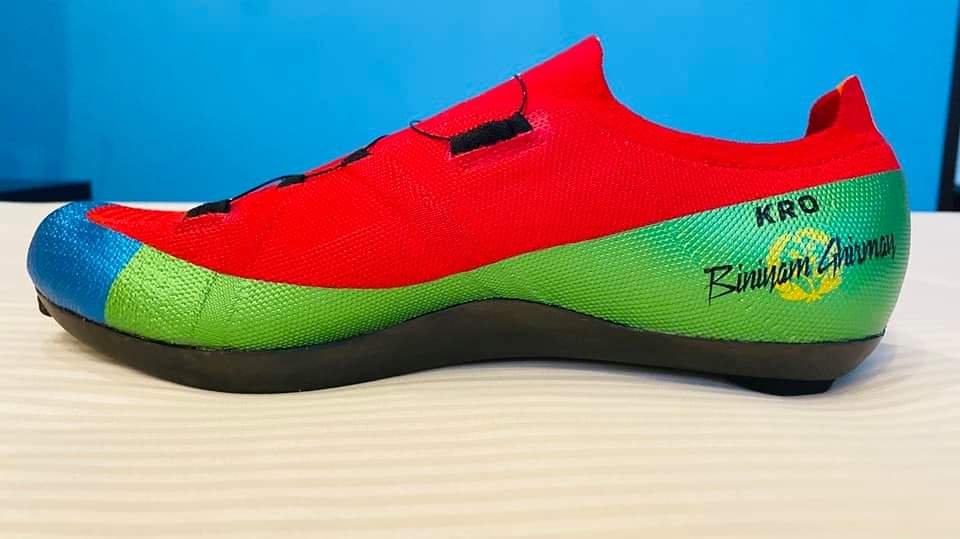 thedrosg1's tweet photo. #BiniamGrmay cycling shoes is fully decorated with the flag of #Eritrea 🇪🇷 https://t.co/HuRu4CjNaF