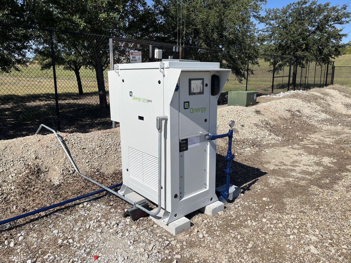 QnergyPower's tweet photo. We recently commissioned multiple Compressed Air Pneumatics systems in Texas. These grid-tied air compressor packages provide Qnergy grade reliability and monitoring at the lowest cost of abatement. #methaneemissions #pneumatic #instrumentair #Qnergy #OGCI #StirlingPrize https://t.co/dqapQxkg9K