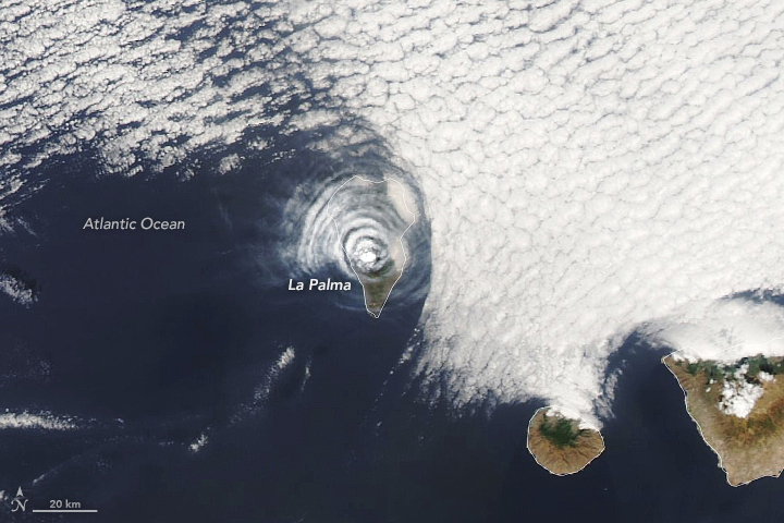 NASAEarth's tweet photo. As lava from #CumbreViejaVolcano causes destruction on the ground, satellites have captured images of some remarkable moments in the skies above #LaPalma. https://t.co/iODOFuLjvn https://t.co/J9yxmMTQQT