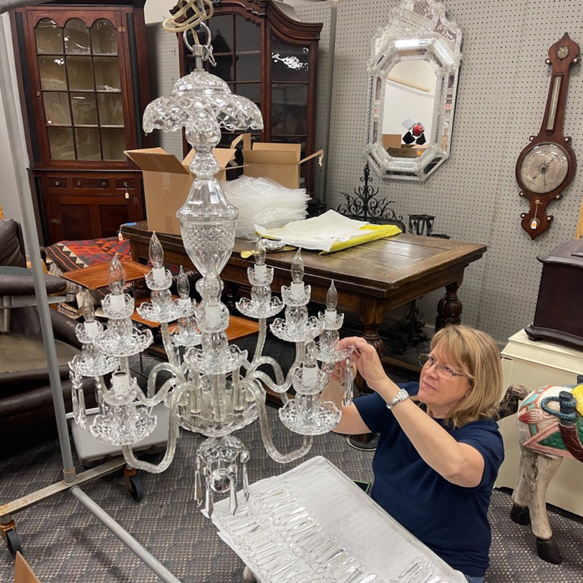 AlderferAuction's tweet image. How many pieces make up this stunning chandelier? 102! That is 102 chances to show how delicate we are with specialty items. Can you picture this bringing light to your space?
​
​#shedsomelight #interiiordesign #behindthescenes #antiques