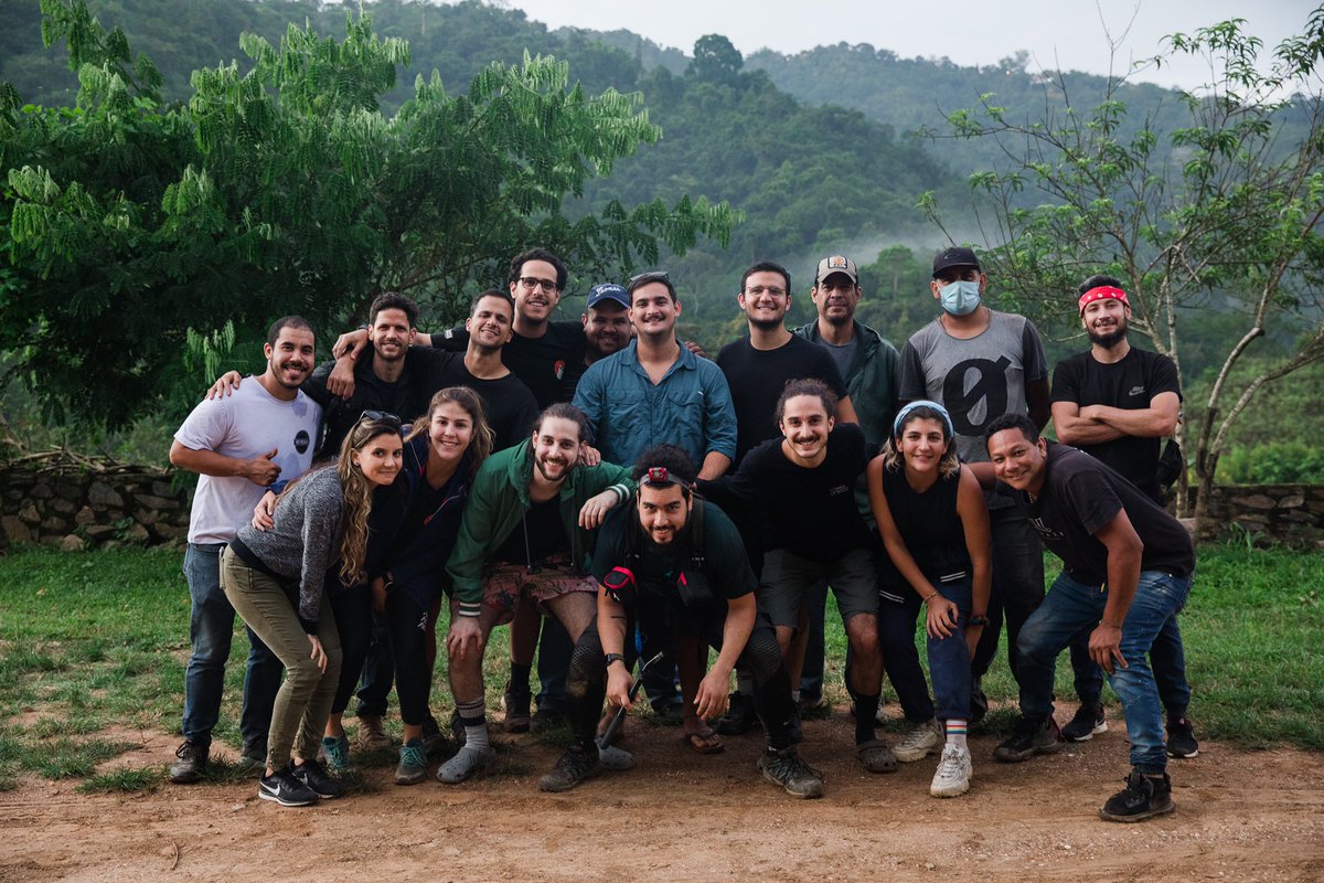 Todo el team que participó en el vídeo de Fuego 🥺🎥🔥