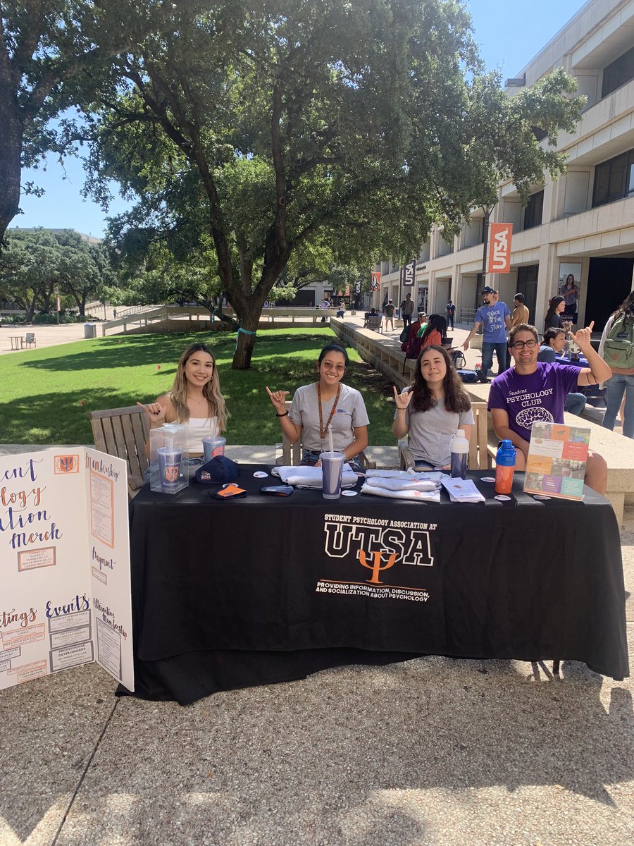 UTSAGetInvolved's tweet photo. It’s #tablingtuesday at UTSA! 🤙 There’s so many clubs and orgs to join for every student. Check out rowdylink for more information! 👀

#utsa #utsagetinvolved https://t.co/JI8g78i91J